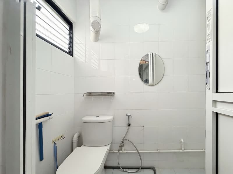 333 Bukit Batok Street 32, 333 Bukit Batok Street 32, 2 Bedrooms, 688 sqft, HDB Flat For Sale, by Hafiz Nor, 500194056 - Bathroom - PropertyGuru.com.sg