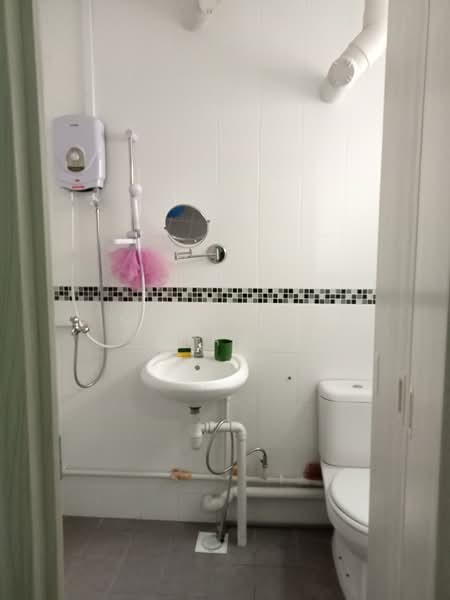 202 Tampines Street 21, 202 Tampines Street 21, 2 Bedrooms, 807 sqft, HDB Flat For Rent, by Michelle Hiang, 500194099 - Bathroom - PropertyGuru.com.sg