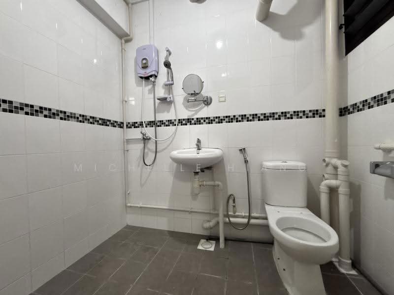 202 Tampines Street 21, 202 Tampines Street 21, Pasir Ris / Tampines, 2 Bedrooms, 807 sqft, HDB Flat For Rent, by Michelle Hiang, 500194099 - Bathroom - PropertyGuru.com.sg