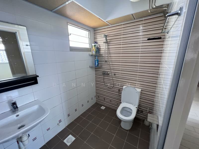 440D Bukit Batok West Avenue 8, 440D Bukit Batok West Avenue 8, 3 Bedrooms, 1,206 sqft, HDB Flat For Rent, by Danny Yong, 500194112 - Bathroom - PropertyGuru.com.sg