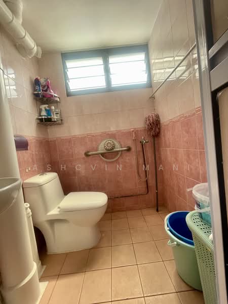 11 Teck Whye Lane, 11 Teck Whye Lane, 4 Bedrooms, 1,066 sqft, HDB Flat For Sale, by Ashcvin Mani, 500194118 - Bathroom - PropertyGuru.com.sg
