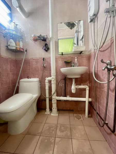 11 Teck Whye Lane, 11 Teck Whye Lane, 4 Bedrooms, 1,066 sqft, HDB Flat For Sale, by Ashcvin Mani, 500194118 - Bathroom - PropertyGuru.com.sg