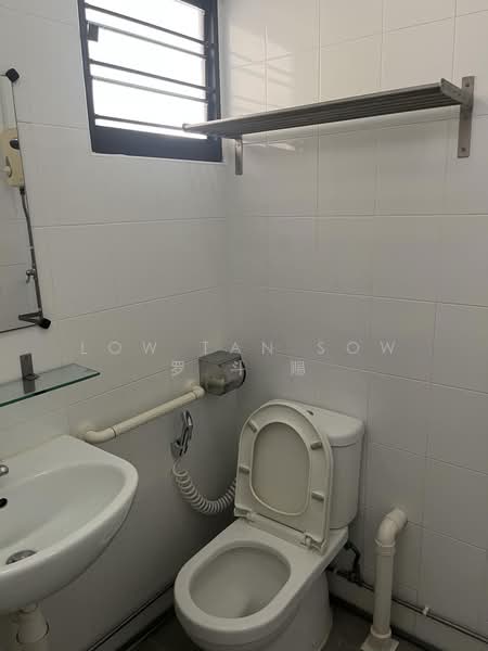 725 Clementi West Street 2, 725 Clementi West Street 2, 2 Bedrooms, 732 sqft, HDB Flat For Sale, by Low Tan Sow 罗 斗 赐, 500194267 - Bathroom - PropertyGuru.com.sg