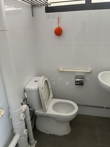 725 Clementi West Street 2, 725 Clementi West Street 2, 2 Bedrooms, 732 sqft, HDB Flat For Sale, by Low Tan Sow 罗 斗 赐, 500194267 - Bathroom - PropertyGuru.com.sg