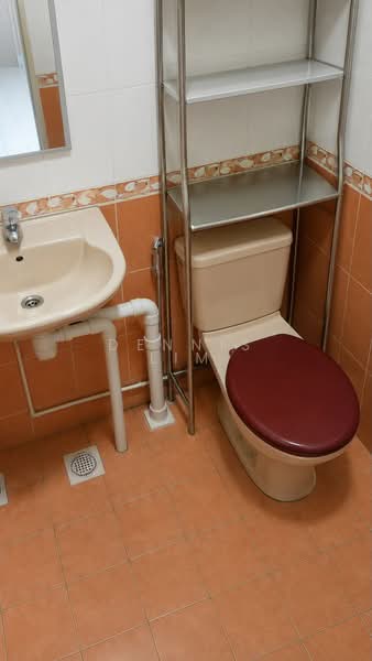 607 Clementi West Street 1, 607 Clementi West Street 1, 2 Bedrooms, 721 sqft, HDB Flat For Sale, by Dennis Lim, 500194277 - Bathroom - PropertyGuru.com.sg