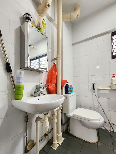 447 Jurong West Street 42, 447 Jurong West Street 42, 3 Bedrooms, 1,109 sqft, HDB Flat For Sale, by Aiman Roza, 500194281 - Bathroom - PropertyGuru.com.sg