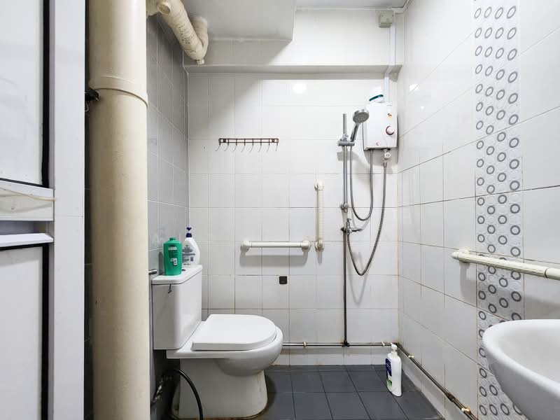 447 Jurong West Street 42, 447 Jurong West Street 42, 3 Bedrooms, 1,109 sqft, HDB Flat For Sale, by Aiman Roza, 500194281 - Bathroom - PropertyGuru.com.sg
