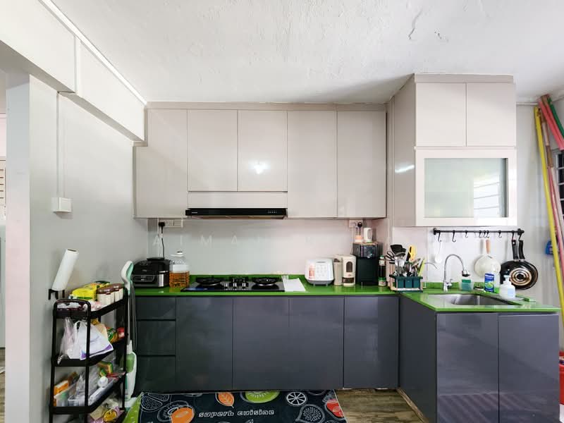 447 Jurong West Street 42, 447 Jurong West Street 42, 3 Bedrooms, 1,109 sqft, HDB Flat For Sale, by Aiman Roza, 500194281 - Kitchen - PropertyGuru.com.sg