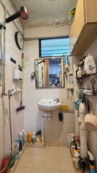 168 Stirling Road, 168 Stirling Road, 2 Bedrooms, 646 sqft, HDB Flat For Sale, by James Yeo, 500194290 - Bathroom - PropertyGuru.com.sg