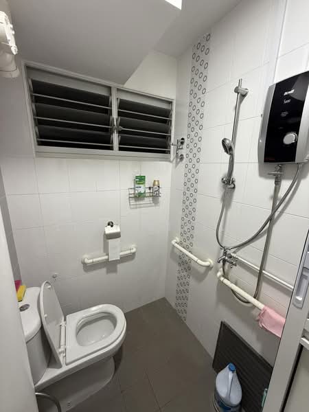 558 Ang Mo Kio Avenue 10, 558 Ang Mo Kio Avenue 10, Room Rental, 200 sqft, HDB Flat For Rent, by Lucy Stella, 500194294 - Bathroom - PropertyGuru.com.sg