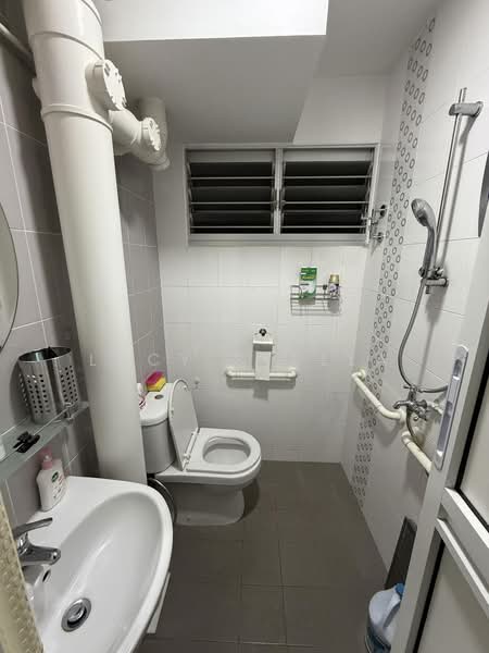 558 Ang Mo Kio Avenue 10, 558 Ang Mo Kio Avenue 10, Room Rental, 200 sqft, HDB Flat For Rent, by Lucy Stella, 500194294 - Bathroom - PropertyGuru.com.sg