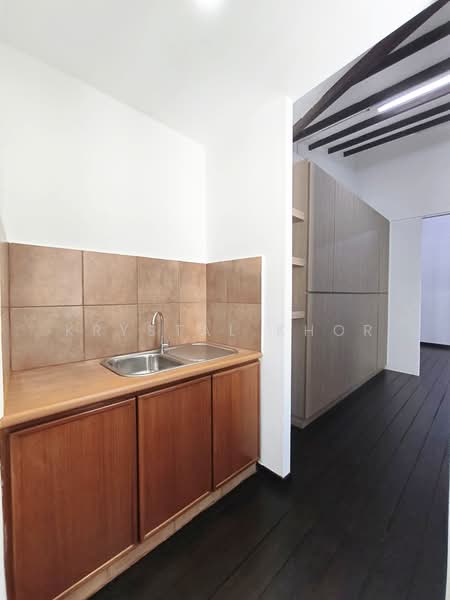 No GST | Petite All-White Shophouse with High Pitched Ceiling, Tras Street Tanjong Pagar Road Amoy Street, Chinatown / Tanjong Pagar, 722 sqft, Shop / Shophouse For Rent, by Krystal Khor, 500194307 - Kitchen - CommercialGuru.com.sg