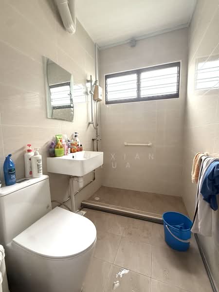 877 Tampines Street 84, 877 Tampines Street 84, 3 Bedrooms, 1,200 sqft, HDB Flat For Rent, by Jun Xian Chua, 500194348 - Bathroom - PropertyGuru.com.sg