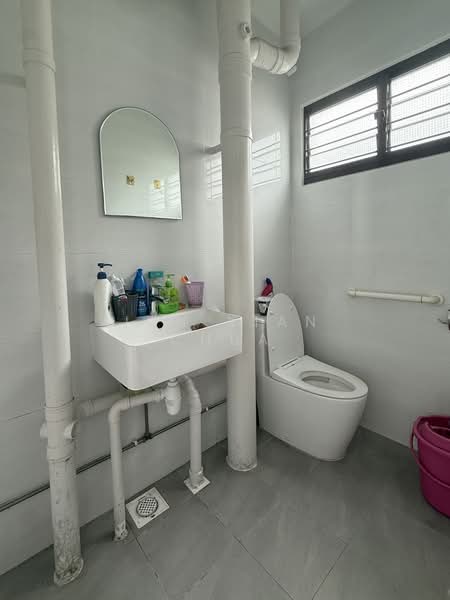 877 Tampines Street 84, 877 Tampines Street 84, 3 Bedrooms, 1,200 sqft, HDB Flat For Rent, by Jun Xian Chua, 500194348 - Bathroom - PropertyGuru.com.sg