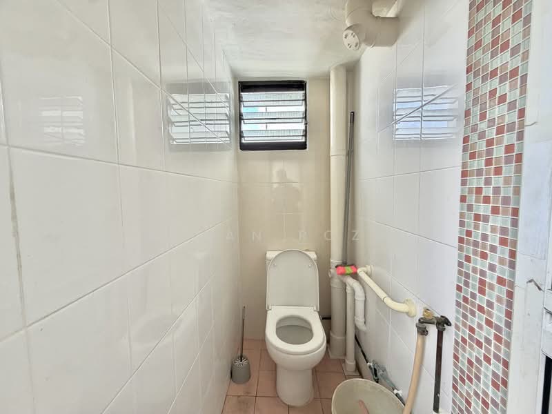 411 Pandan Gardens, 411 Pandan Gardens, 2 Bedrooms, 775 sqft, HDB Flat For Sale, by Aiman Roza, 500194384 - Bathroom - PropertyGuru.com.sg