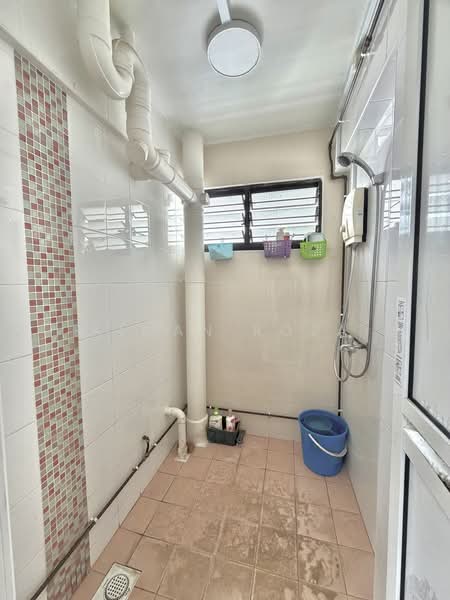 411 Pandan Gardens, 411 Pandan Gardens, 2 Bedrooms, 775 sqft, HDB Flat For Sale, by Aiman Roza, 500194384 - Bathroom - PropertyGuru.com.sg