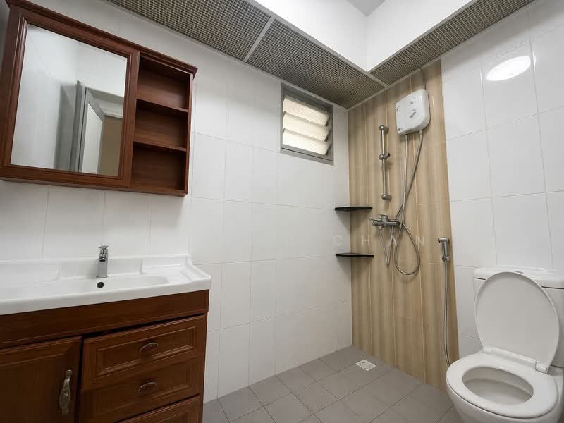 445A Bukit Batok West Avenue 8, 445A Bukit Batok West Avenue 8, 4 Bedrooms, 1,205 sqft, HDB Flat For Sale, by Desmond Chan, 500194411 - Bathroom - PropertyGuru.com.sg