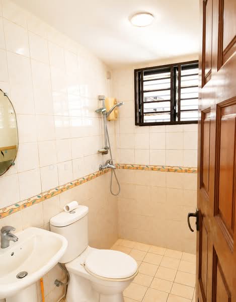 152 Lorong 2 Toa Payoh, 152 Lorong 2 Toa Payoh, 3 Bedrooms, 980 sqft, HDB Flat For Sale, by Delvin Ong, 500194421 - Bathroom - PropertyGuru.com.sg