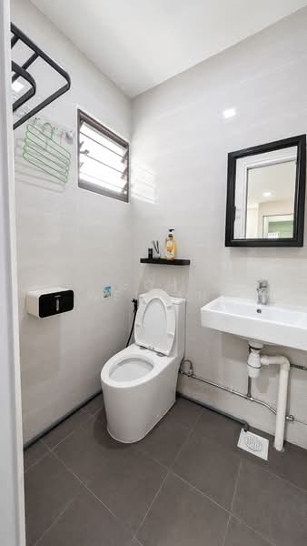 442 Clementi Avenue 3, 442 Clementi Avenue 3, 2 Bedrooms, 732 sqft, HDB Flat For Rent, by Goh Weihan, 500194464 - Master Bathroom - PropertyGuru.com.sg