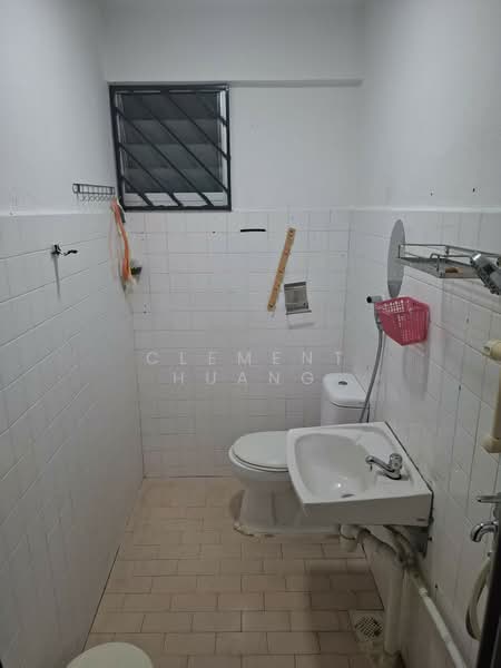 472 Tampines Street 44, 472 Tampines Street 44, 2 Bedrooms, 850 sqft, HDB Flat For Rent, by Clement Huang, 500194479 - Bathroom - PropertyGuru.com.sg