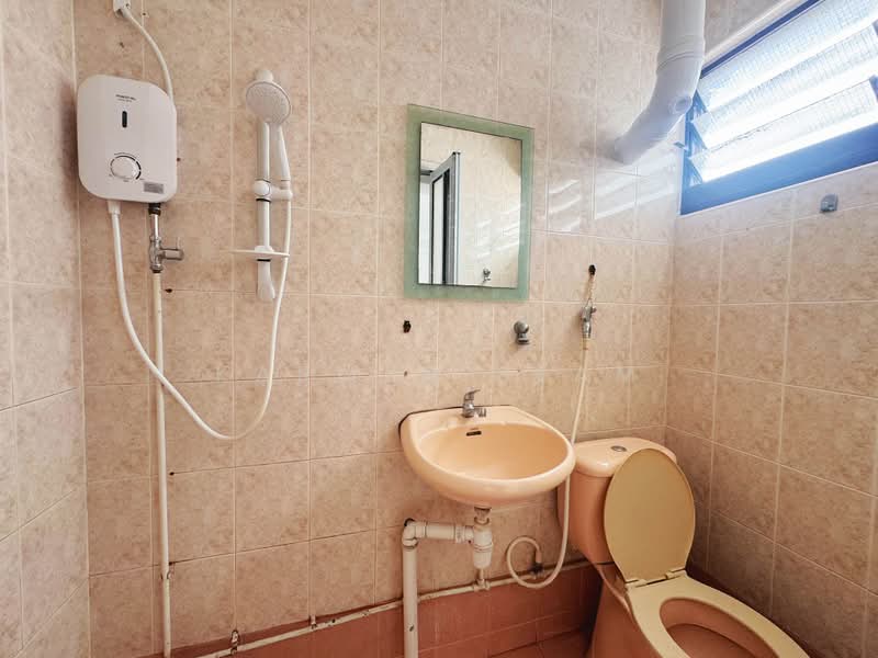 323 Bukit Batok Street 33, 323 Bukit Batok Street 33, 2 Bedrooms, 689 sqft, HDB Flat For Rent, by Karmen Seam, 500194552 - Bathroom - PropertyGuru.com.sg