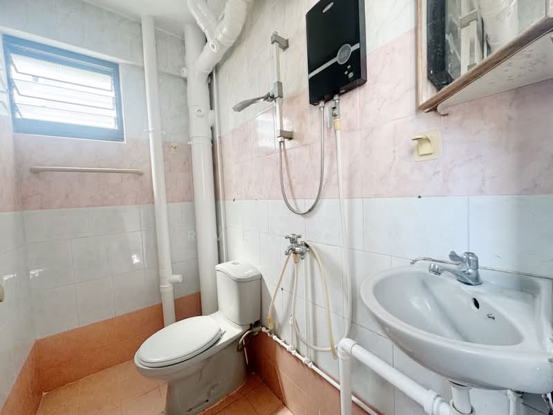 323 Bukit Batok Street 33, 323 Bukit Batok Street 33, 2 Bedrooms, 689 sqft, HDB Flat For Rent, by Karmen Seam, 500194552 - Bathroom - PropertyGuru.com.sg