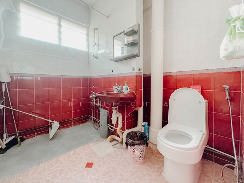340 Jurong East Avenue 1, 340 Jurong East Avenue 1, 4 Bedrooms, 1,506 sqft, HDB Flat For Sale, by Benji Chia, 500194580 - Bathroom - PropertyGuru.com.sg