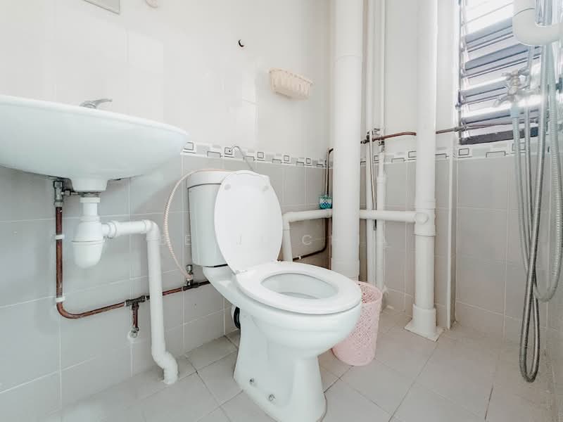 340 Jurong East Avenue 1, 340 Jurong East Avenue 1, 4 Bedrooms, 1,506 sqft, HDB Flat For Sale, by Benji Chia, 500194580 - Bathroom - PropertyGuru.com.sg