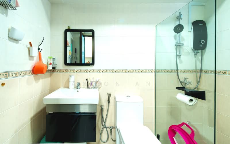 207C Compassvale Lane, 207C Compassvale Lane, 3 Bedrooms, 1,184 sqft, HDB Flat For Sale, by Janson Ang, 500194642 - Common Bathroom - PropertyGuru.com.sg