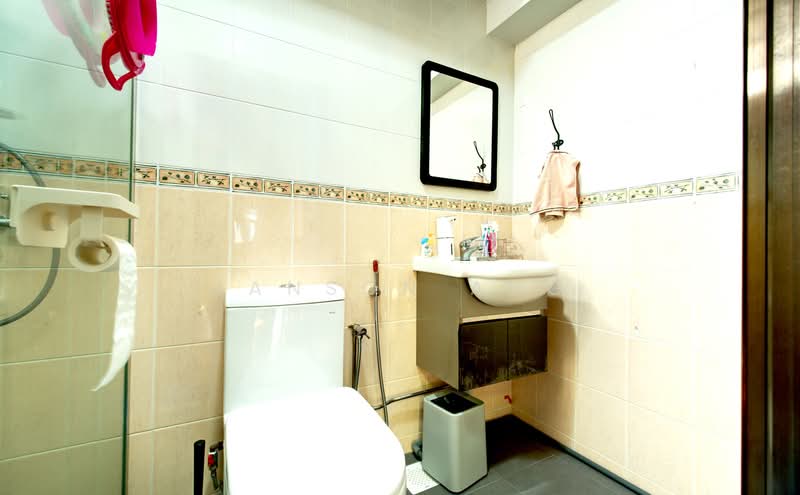 207C Compassvale Lane, 207C Compassvale Lane, 3 Bedrooms, 1,184 sqft, HDB Flat For Sale, by Janson Ang, 500194642 - Master Bathroom - PropertyGuru.com.sg