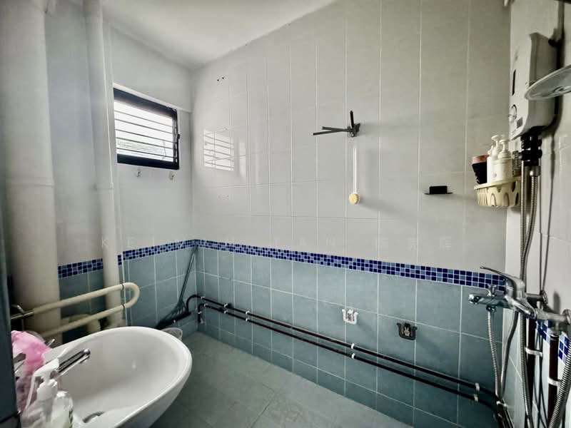 340 Jurong East Avenue 1, 340 Jurong East Avenue 1, 4 Bedrooms, 1,506 sqft, HDB Flat For Sale, by Kelvin Tan 陈克辉, 500194682 - Bathroom - PropertyGuru.com.sg