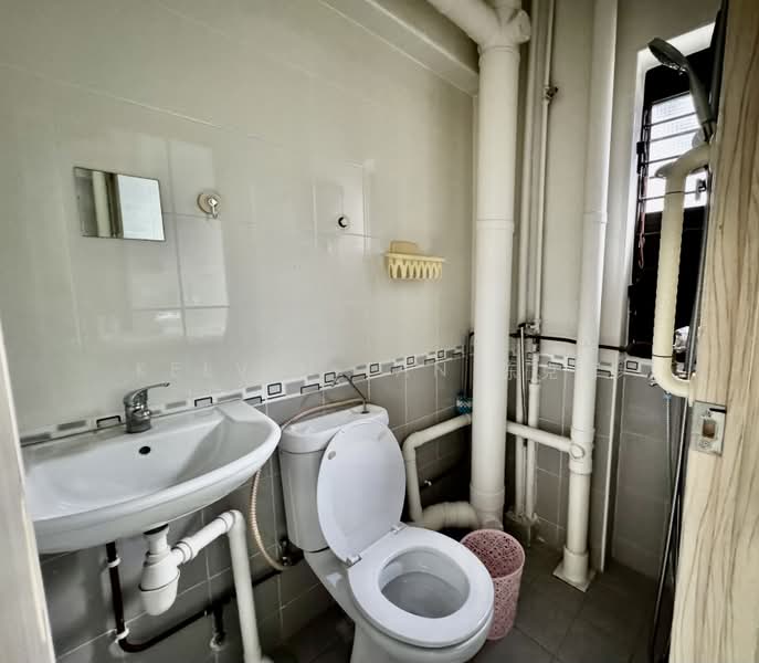 340 Jurong East Avenue 1, 340 Jurong East Avenue 1, 4 Bedrooms, 1,506 sqft, HDB Flat For Sale, by Kelvin Tan 陈克辉, 500194682 - Bathroom - PropertyGuru.com.sg