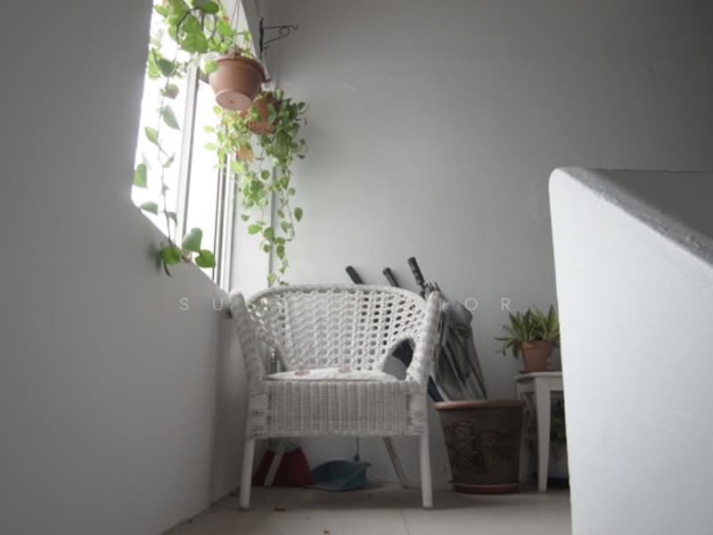 Tiong Bahru 1300 sq ft, Tiong Bahru Road, 2 Bedrooms, 1,300 sqft, Conservation House For Sale, by Susan Prior, 500194698 - Balcony - PropertyGuru.com.sg