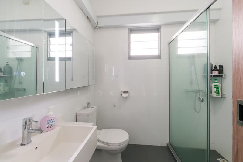 377B Hougang Street 32, 377B Hougang Street 32, 3 Bedrooms, 1,229 sqft, HDB Flat For Sale, by Fion Sng, 500194717 - Bathroom - PropertyGuru.com.sg