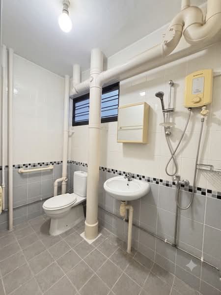 605 Bedok Reservoir Road, 605 Bedok Reservoir Road, 3 Bedrooms, 1,302 sqft, HDB Flat For Sale, by Zen Teo, 500194724 - Bathroom - PropertyGuru.com.sg