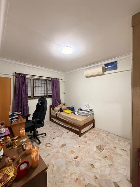 329 Jurong East Avenue 1, 329 Jurong East Avenue 1, 2 Bedrooms, 796 sqft, HDB Flat For Sale, by Dennis Lim, 500194735 - Bedroom - PropertyGuru.com.sg