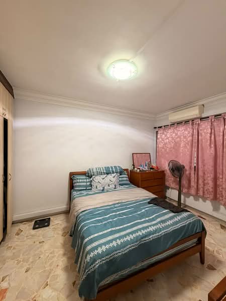 329 Jurong East Avenue 1, 329 Jurong East Avenue 1, 2 Bedrooms, 796 sqft, HDB Flat For Sale, by Dennis Lim, 500194735 - Bedroom - PropertyGuru.com.sg