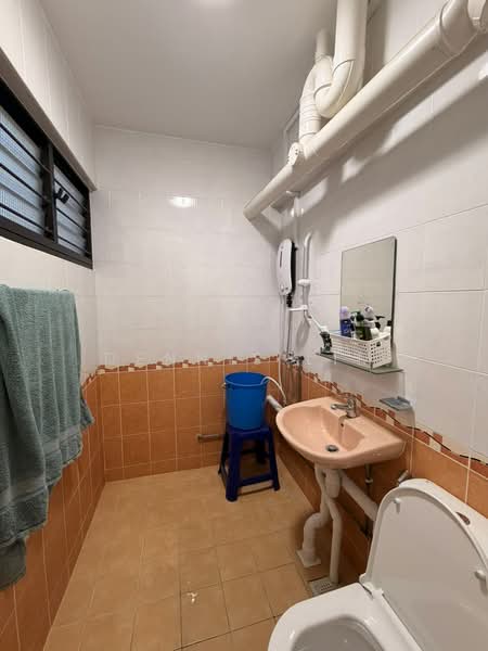 329 Jurong East Avenue 1, 329 Jurong East Avenue 1, 2 Bedrooms, 796 sqft, HDB Flat For Sale, by Dennis Lim, 500194735 - Bathroom - PropertyGuru.com.sg