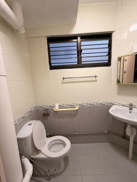 329 Jurong East Avenue 1, 329 Jurong East Avenue 1, 2 Bedrooms, 796 sqft, HDB Flat For Sale, by Dennis Lim, 500194735 - Bathroom - PropertyGuru.com.sg