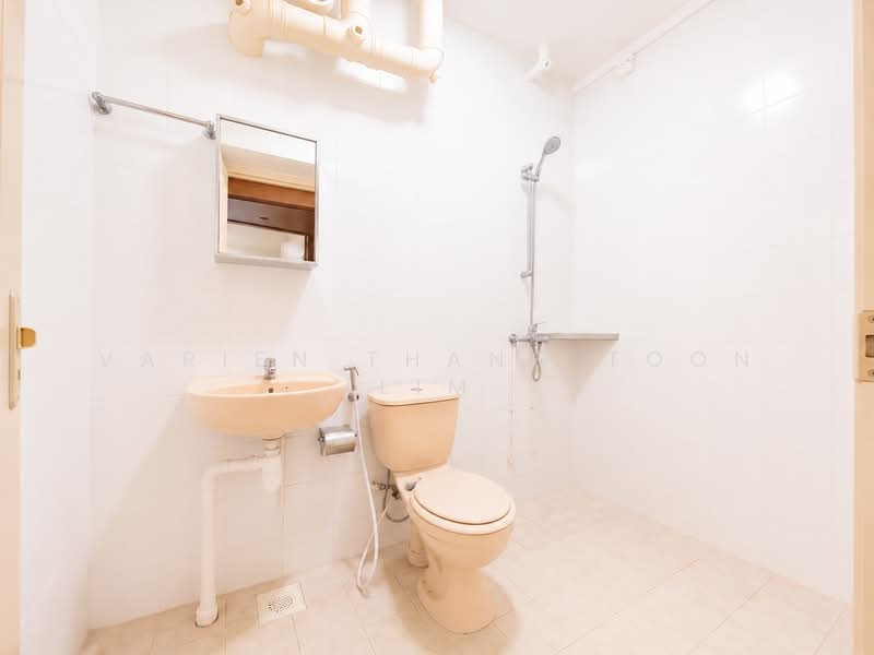 323 Sembawang Close, 323 Sembawang Close, 3 Bedrooms, 1,292 sqft, HDB Flat For Sale, by Varien Thang Toon Lim, 500194789 - Bathroom - PropertyGuru.com.sg