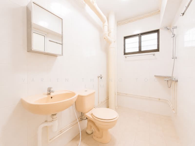 323 Sembawang Close, 323 Sembawang Close, 3 Bedrooms, 1,292 sqft, HDB Flat For Sale, by Varien Thang Toon Lim, 500194789 - Bathroom - PropertyGuru.com.sg