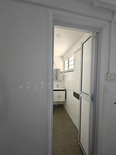 149 Bedok Reservoir Road, 149 Bedok Reservoir Road, 3 Bedrooms, 1,120 sqft, HDB Flat For Rent, by REGINA HONG SHU YING, 500194820 - Bathroom - PropertyGuru.com.sg
