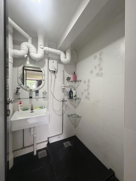 5 Marsiling Drive, 5 Marsiling Drive, 3 Bedrooms, 969 sqft, HDB Flat For Sale, by Roy Tan, 500194823 - Bathroom - PropertyGuru.com.sg