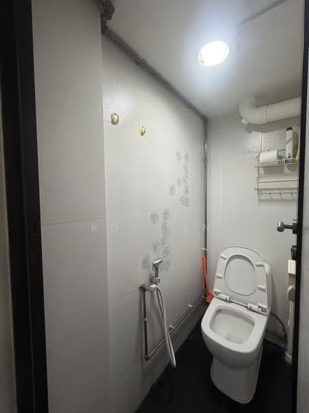 5 Marsiling Drive, 5 Marsiling Drive, 3 Bedrooms, 969 sqft, HDB Flat For Sale, by Roy Tan, 500194823 - Bathroom - PropertyGuru.com.sg