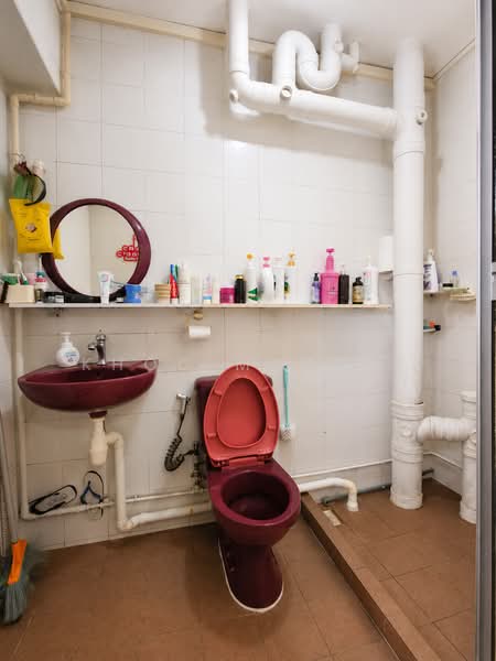 525 Jelapang Road, 525 Jelapang Road, 3 Bedrooms, 1,109 sqft, HDB Flat For Sale, by Khoo Maggie, 500194864 - Bathroom - PropertyGuru.com.sg