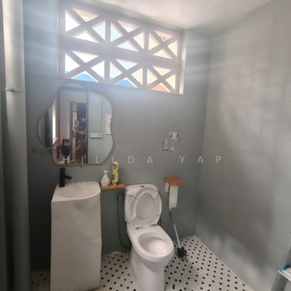 Sago Street : Retail, 17 Trengganu Street, 2,000 sqft, Shop / Shophouse For Rent, by Hillda Yap ヒルダー, 500194867 - Bathroom - CommercialGuru.com.sg