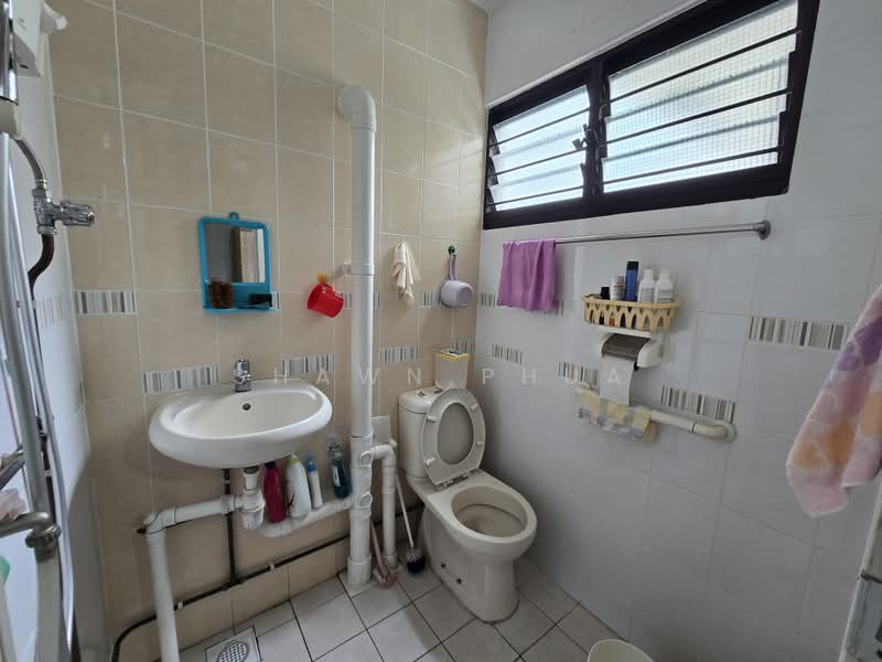 206 Yishun Street 21, 206 Yishun Street 21, 2 Bedrooms, 721 sqft, HDB Flat For Sale, by Shawn Phua, 500194952 - Bathroom - PropertyGuru.com.sg