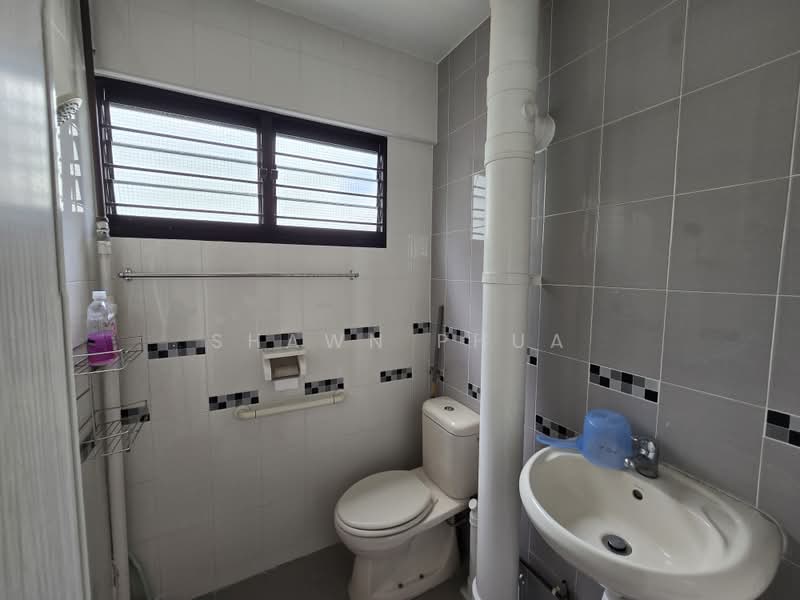 206 Yishun Street 21, 206 Yishun Street 21, 2 Bedrooms, 721 sqft, HDB Flat For Sale, by Shawn Phua, 500194952 - Bathroom - PropertyGuru.com.sg