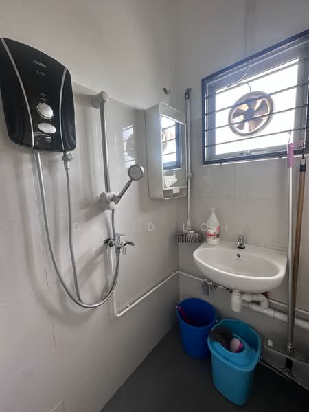 Pioneer Junction, 3 Soon Lee Street, 1,324 sqft, Factory / Workshop (B2) For Sale, by David Loh, 500194982 - Bathroom - CommercialGuru.com.sg