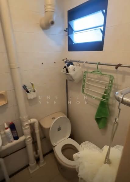 322 Ang Mo Kio Avenue 3, 322 Ang Mo Kio Avenue 3, Room Rental, 200 sqft, HDB Flat For Rent, by June Leng Yee Hoe, 500194991 - Bathroom - PropertyGuru.com.sg